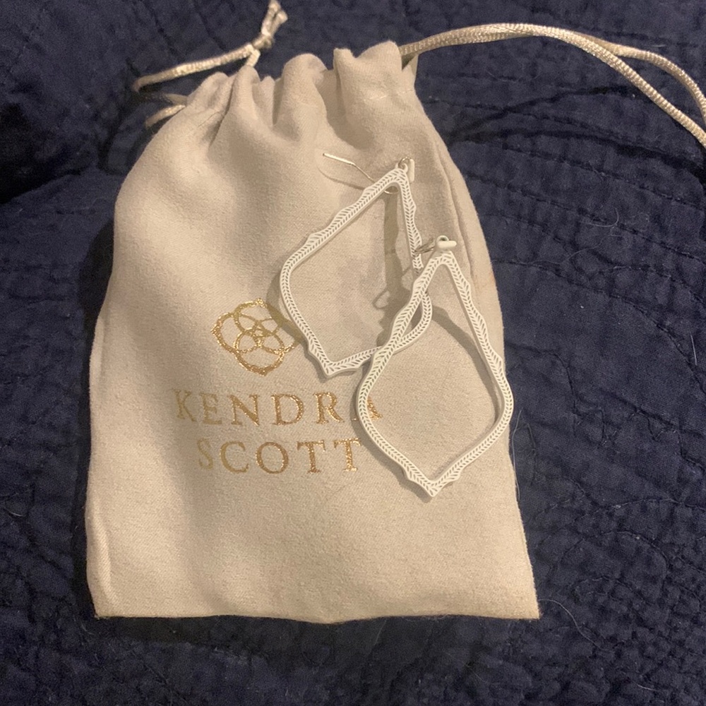 Kendra Scott dangle earrings. Worn once, great condition